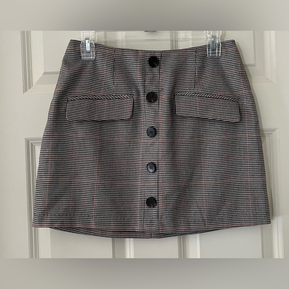 - Forever 21 Contemporary black tan houndstooth a-line mini skirt. Size M